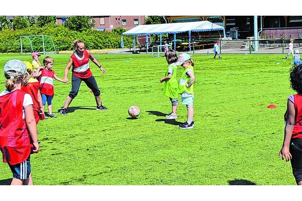 Mit Feuereifer und in bunte Leibchen gewandet stürmten rund 30 Kinder beim DFB-Tag des Mädchenfußballs über den Rasen des SV Viktoria. Foto: B. Sylvester