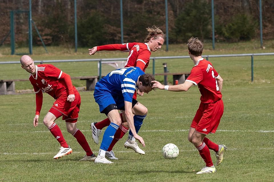 Fußball Kreisliga Oberpframmern  (rot) von links Florian Lechner , Niclas Wastian , Dominic Ritter von Weinzierl