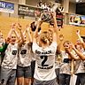 Die Frauen des SC Biberbach bejubeln den ersten schwäbischen Futsaltitel in der Vereinsgeschichte.