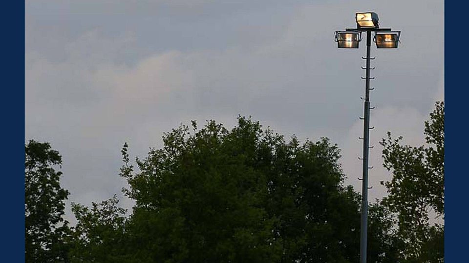 "Kleines Flutlicht brenn..." - In Nebringen waren zuletzt nicht alle Lampen in Betrieb  Foto (Archiv): Patten