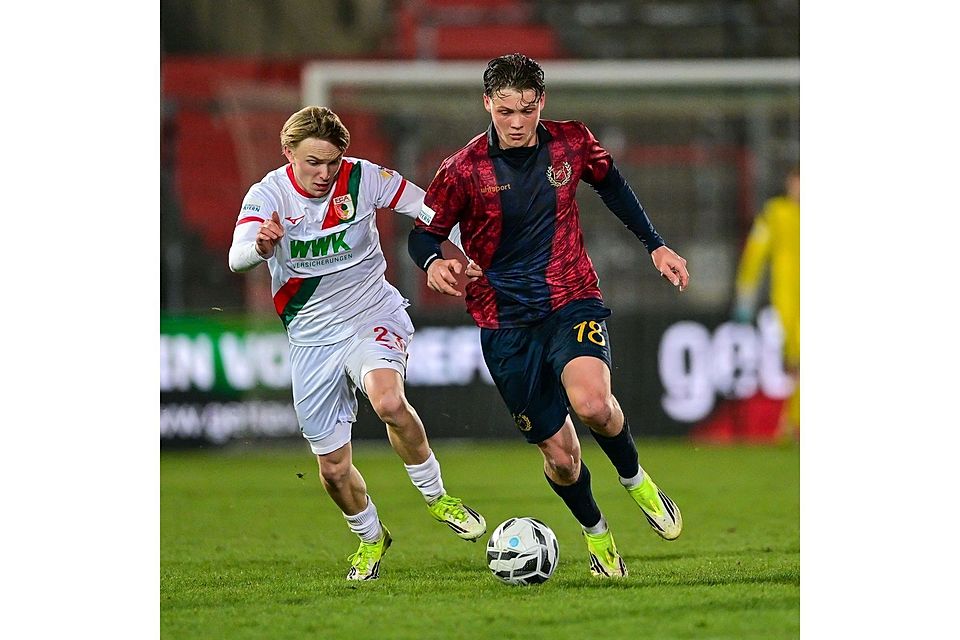 Fussball, Regionalliga Bayern, SpVgg Unterhaching - FC Augsburg II
v.li.: Louis Stegmiller (Augsburg, 23) Tim Hannemann (Unterhaching, 18)