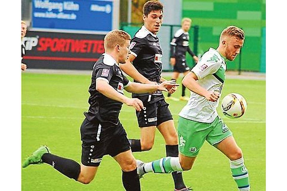 Nur nicht wieder hinterherlaufen. Der BVC (von links Daniel Olthoff und Milad Faqiryar beim 0:2 in Wolfsburg) sind zu Hause gegen Hildesheim zum Siegen verdammt. Bodo Tarow