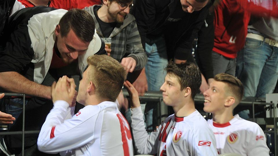 Ab ins Halbfinale: Die A-Junioren des FC Energie Cottbus holen sich Lob und Glückwünsche nach dem Pokalkrimi gegen Babelsberg 03 ab. Foto: M. Schütz