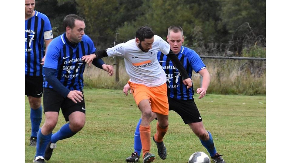 Die SG Gundhelm/Hutten, hier im Duell mit der FSG Vogelsberg, trifft nach dem Aufstieg in der kommenden Gruppenliga-Saison auch auf die SG Freiensteinau. 	Archivfoto: Zinn