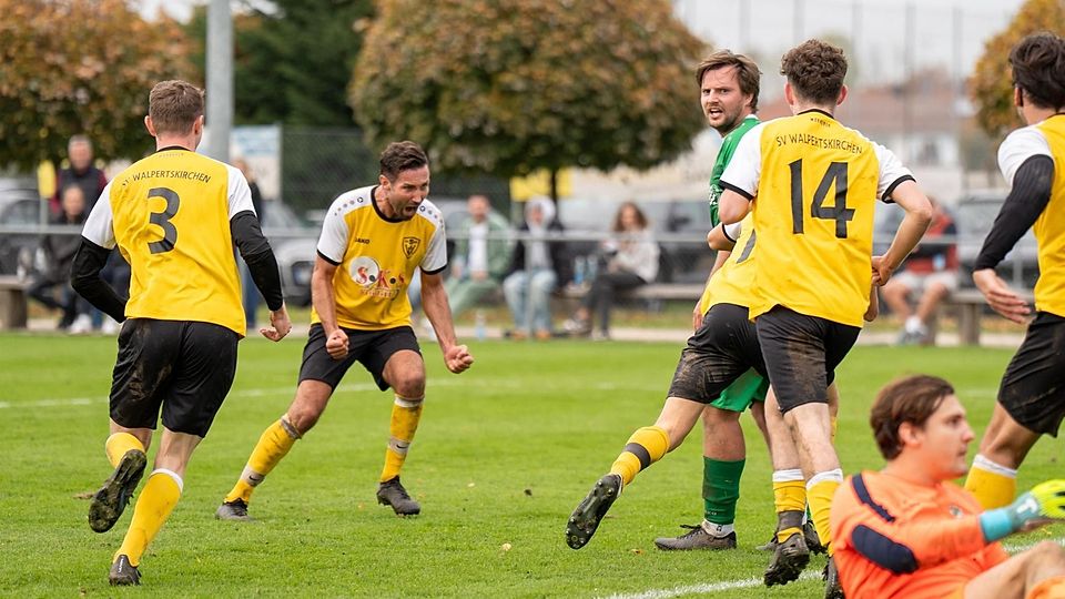 In Jubellaune präsentierte sich am Sonntag der SV Walpertskirchen (gelb-schwarz). Er dominierte das Heimspiel gegen Gerolfing und traf viermal.