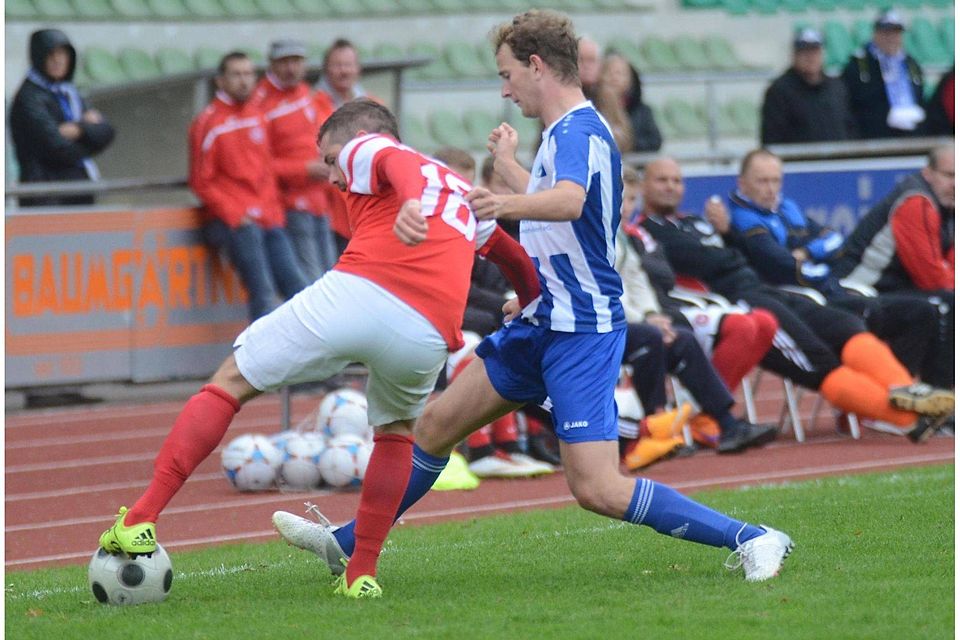 Robin Kny (links) und der SV Weingarten unterlagen Laupheim II (Marcel Josef Schwarzmann) mit 0:1. Christian Metz