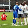 Während die Mesumer Fußballer nach Schlusspfiff ihren 1:0-Sieg feiern, sitzt Peckelohs Erik Mannek (l.) enttäuscht auf dem Boden.