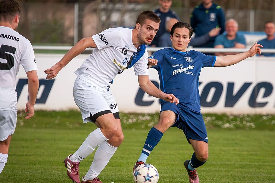 Slobodan Tomic (links) und der FC Thalmassing stehen ganz dicht vor dem Klassenerhalt.