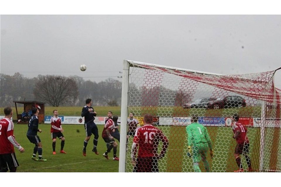 Der SV Lengfeld (in rot) steht nach dem 3:0 gegen Attenhofen wieder vorne. Fußballfest war es keines bei den Witterungsbedingungen. Foto: Roloff
