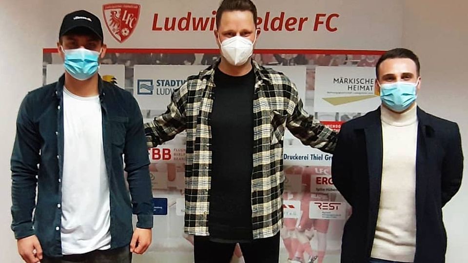 Julian Hartmann (li.) und Christopher Lemke (re.) verlängern ihre Verträge beim Ludwigsfelder FC.