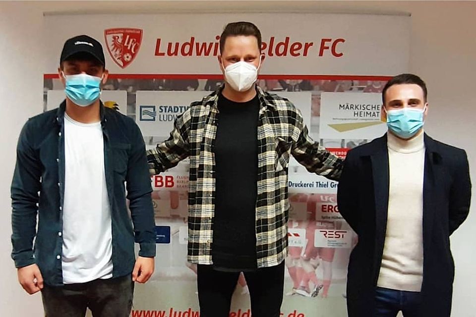 Julian Hartmann (li.) und Christopher Lemke (re.) verlängern ihre Verträge beim Ludwigsfelder FC.