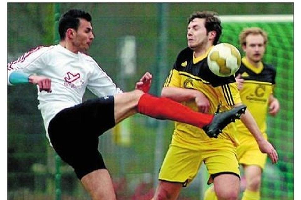 Obenauf waren Florent Muja (links) und der SV Lohmar beim 3:1-Derbysieg gegen den 1. FC Niederkassel.FOTO: WOLFGANG HENRY