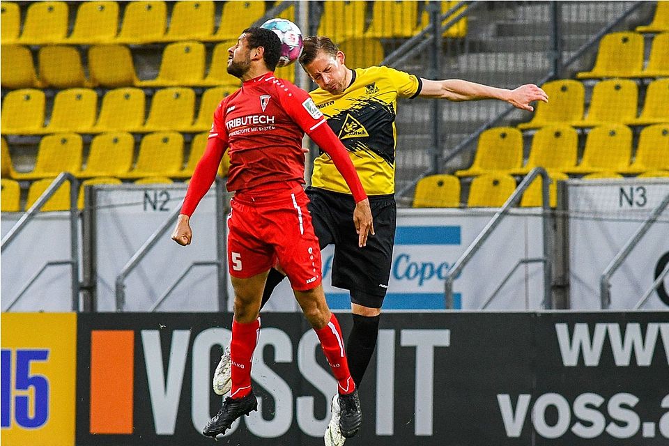 Vergangene Saison für Wegberg-Beeck in der Regionalliga im Einsatz: Marvin Brauweiler (l.), hier im Duell mit Alemannias Peter Hackenberg.
