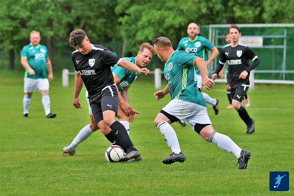 Lieferten sich einen Schlagabtausch zum Saisonende: Ballsport Eversburg (in grün) und Vizemeister SC Türkgücü.