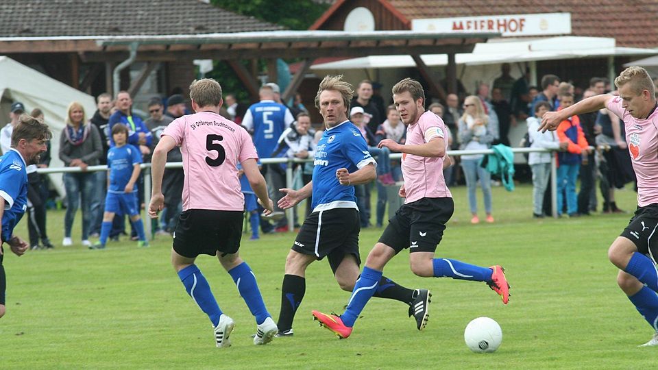Die Ottberger Lukas Wolf (r.) und Marvin Hagemann verlieren den Zweikampf gegen Ansgar Brinkmann, der einen feinen Pass durchstecken kann.