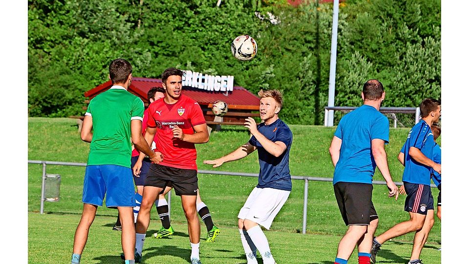 Der TSV Merklingen lässt als erster der Altkreisvertreter in der Bezirksliga den Ball wieder laufen. Foto: Andreas Gorr
