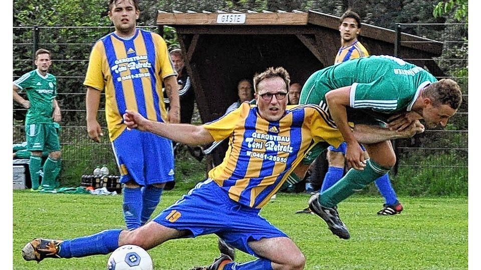 Wer foult hier wen? Der Gnutzer Routinier Torsten Matzen und PSV-Neuzugang Torben Czekay (rechts) bringen sich in dieser Szene gegenseitig zu Fall. Foto: Malchow