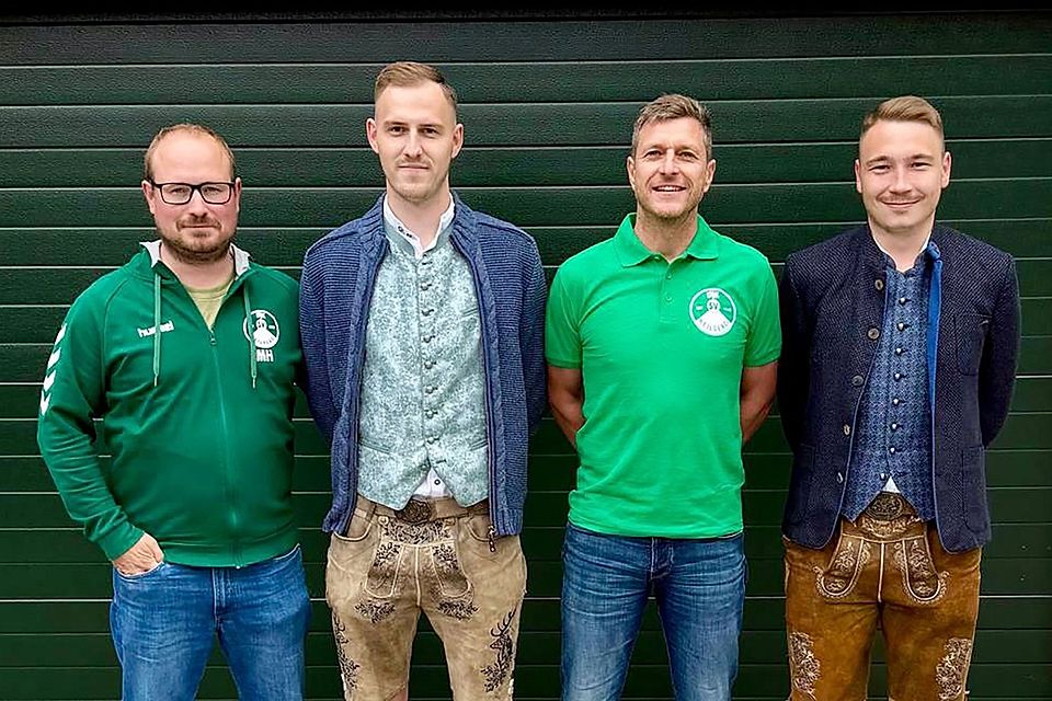 Von links: Abreilungsleiter Markus Hofstetter, Co-Kapitän Felix Schäffer, Neu-Trainer André Schille und Kapitän Tim Birkenseher.