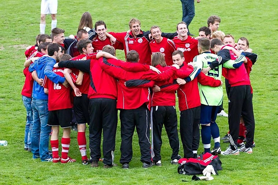 Groß war der Jubel der Passauer Reserve nach dem 3:1 in Oberpolling   Foto : Karl-Heinz Hönl