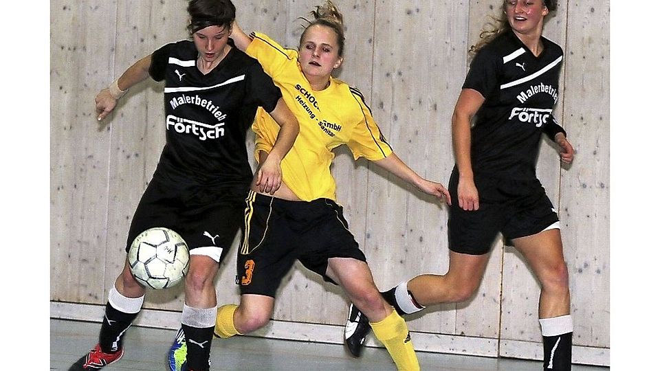 Keineswegs in Schräglage (wie diese Spielszene gegen die schwarz gekleidete TSG Bamberg vermuten ließe) gerieten die Frauen des FSV Großenseebach beim eigenen Turnier, das sie am Ende souverän gewannen (F.: Niko Spörlein).