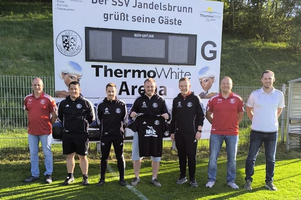 Die Jandelsbrunner Führungsköpfe zur neuen Saison: Abteilungsleiter Gerhard Seibold, Torwarttrainer Fabian Al-Nawasreh, Spielertrainer Christopher Bichlmeier, Spielertrainer Bernd Brandl, Reservecoach Alexander Leuchter, Vereinsboss Markus Kieninger und dessen Stellvertreter Rene Kurtz. Die Jandelsbrunner Führungsköpfe zur neuen Saison: Abteilungsleiter Gerhard Seibold, Torwarttrainer Fabian Al-Nawasreh, Spielertrainer Christopher Bichlmeier, Spielertrainer Bernd Brandl, Reservecoach Alexander Leuchter, Vereinsboss Markus Kieninger und dessen Stellvertreter Rene Kurtz.