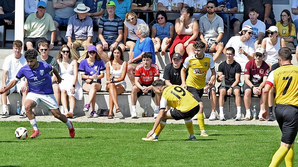 0312 - Zuschauerkulisse in Walpertskirchen beim Derby gegen Altenerding mit Spielscene - Wiam Takuri (li.) gegen Daniel Schuler (19), Paul Jäger u. Florian Rauch (7, re.)