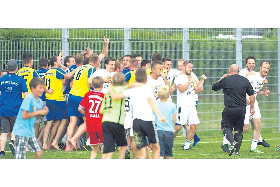 Da gibt es kein Halten mehr: Fans und Spieler feiern den Klassenerhalt der SG Argental Günter Kram