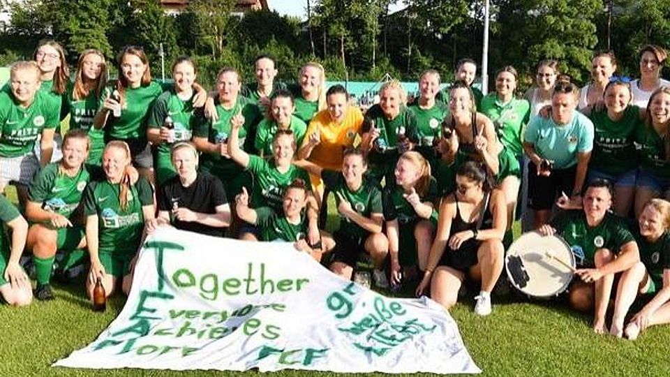 Landesliga, wir kommen! Die Fußballfrauen des FC Forstern 2 bejubeln den Aufstieg nach dem 3:0-Erfolg.