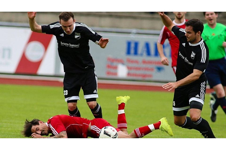 Schmerzhaft und bitter war die Niederlage des FC Wangen (unten Mario Vila Boa) gegen den TSV Essingen (links Nicola Zahner, rechts Simon Fröhlich). Foto: Josef Kopf
