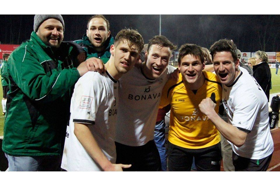 Große Freude bei den Fürstenwaldern und dem Anhang: Durch den Treffer von Rico Gladrow gewannen die Unioner mit 1:0 bei der TSG Neustrelitz. Foto: Mitsch Rieckmann