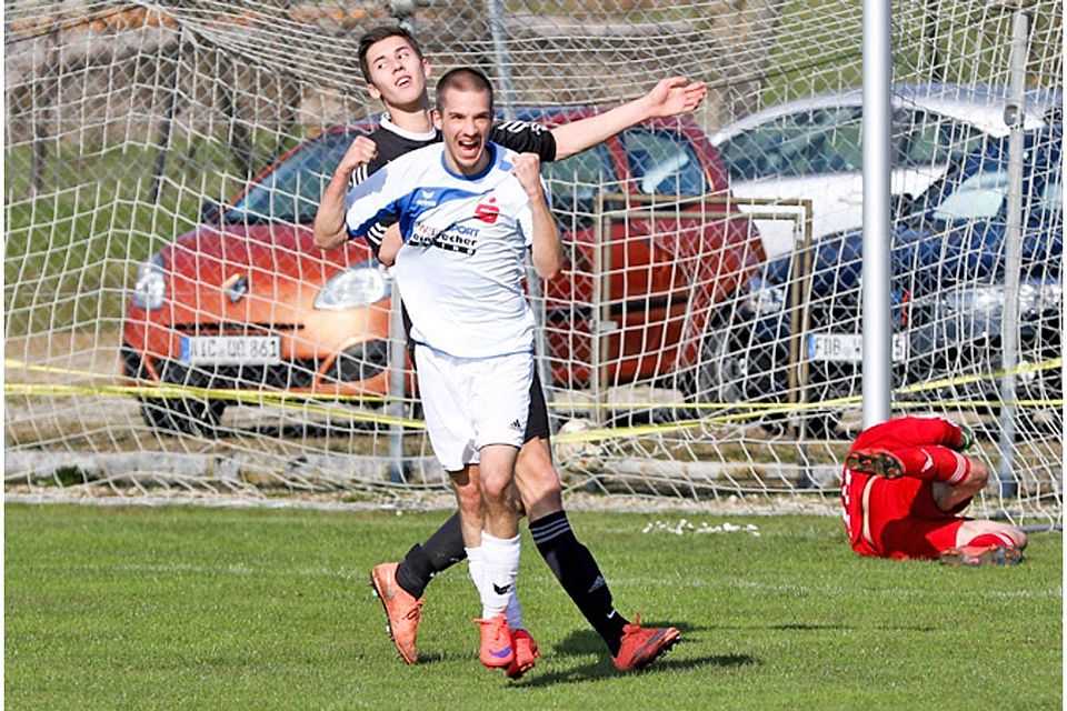 Da freut sich einer: Benjamin Goll schoss das 1:0 für die Sportfreunde Friedberg beim ersten Saisonsieg der »Ostler« in Wulfertshausen.  Foto: kolbert-press