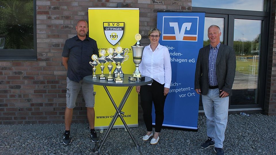 Die Pokale wurden von Carmen Niederschlag (Volksbank) und dem GSV-Vorsitzenden Peter Niklas (rechts) bereits an den Ottfinger Geschäftsführer Pierre Schürholz übergeben.