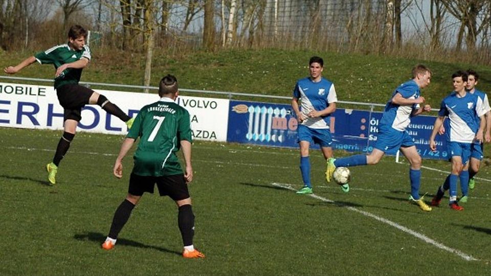 Christian Deutschenbaur (links) sorgte als Abwehrchef für den sicheren Stand der Langerringer Defensive und mit diesem Schuss auch für das vorentscheidende 1:0. Foto: Christian Kruppe