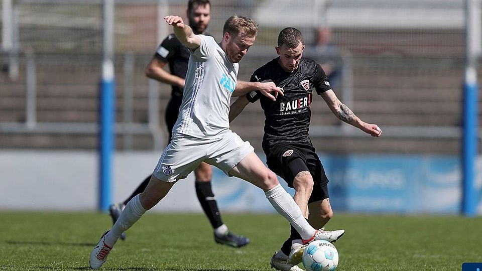 Roberto Desch (helles Trikot) wird auch in der kommenden Spielzeit für Viktoria Aschaffenburg auflaufen.