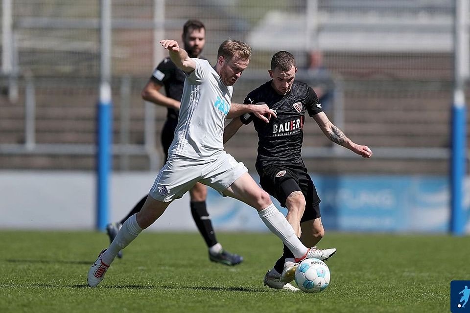 Roberto Desch (helles Trikot) wird auch in der kommenden Spielzeit für Viktoria Aschaffenburg auflaufen.