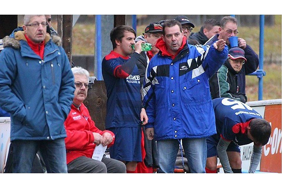 Peter Gallmaier bleibt auch in der neuen Saison Trainer bei den Rotblauen.   Foto: Tschannerl