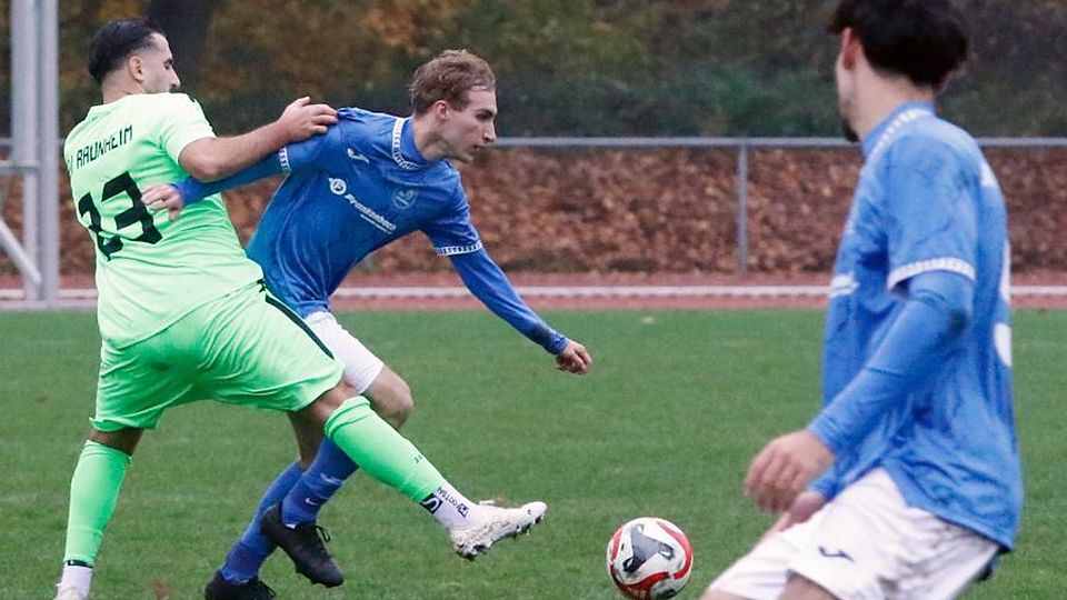 Müssen sich mit einem 0:0-Unentschieden zufriedengeben: Sascha Nico Malinowski (Mitte) und die SKV Mörfelden, hier gegen Alper Eren (links) von der SSV Raunheim.	Foto: André Dziemballa