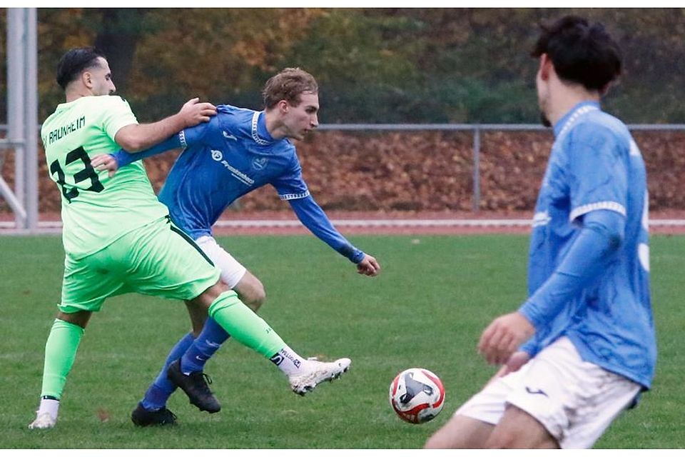 Müssen sich mit einem 0:0-Unentschieden zufriedengeben: Sascha Nico Malinowski (Mitte) und die SKV Mörfelden, hier gegen Alper Eren (links) von der SSV Raunheim.	Foto: André Dziemballa