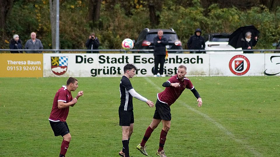 Mit dem 4:2 gegen den SVSW Kemnath (in Schwarz) unterstrich der SC Eschenbach (weinrotes Trikot) seine Ambitionen, am Ende als Meister durchs Ziel zu gehen.