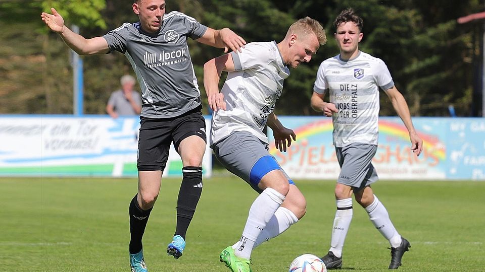 Noah Scheler (rechts) und der SV Etzenricht bekommen es mit der SV Grafenwöhr (Alexander Dobmann) zu tun.