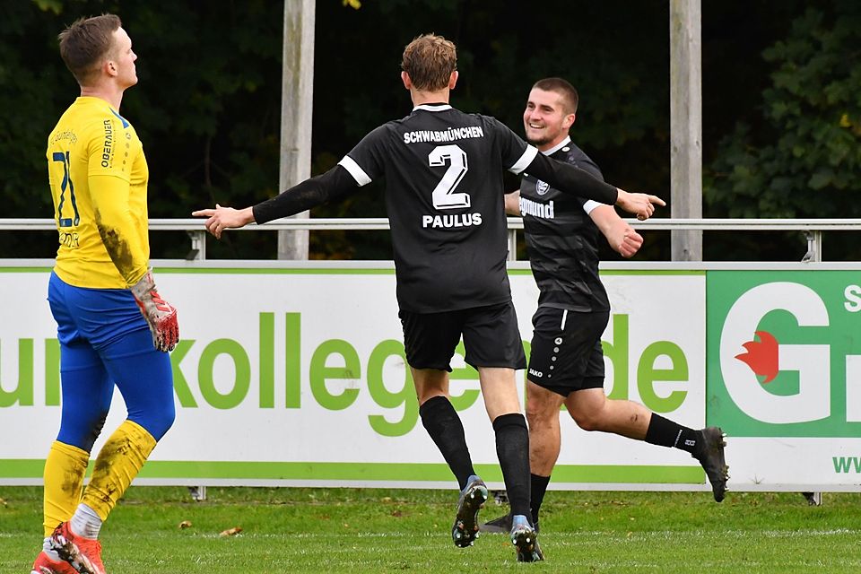 Gundelfingens Keeper Tobias Werdich (links) ist gefrustet, während die Schwabmünchner Simon Paulus (2) und Maximilian Aschner den 3:1-Sieg des Spitzenreiters feiern.