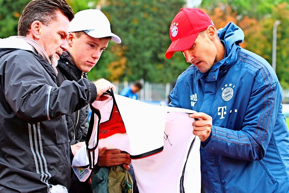 Nach wie vor begehrt: ein Autogramm von Miroslav Klose, Fußball-Weltmeister von 2014.