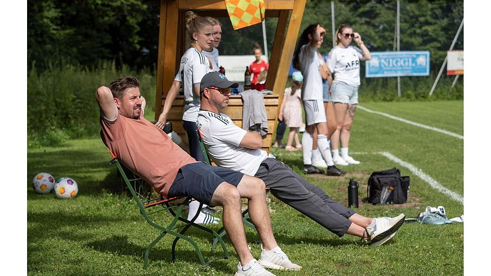 Bequem im Liegestuhl: Ein entspanntes letztes Heimspiel mit Aßlings Fußballfrauen absolvierten TSV-Coach Laszlo Ziegler (li.) und Co-Trainer Mario Brunner. Später auf der Abschlussfeier wurde es sehr emotional.