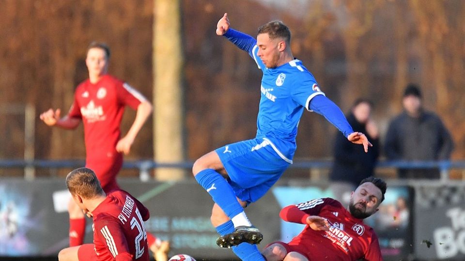 Der Ruster Lucas Martini balanciert samt Spielgerät zwischen den Ettenheimern Jannis Steinle (links) und Fabio Jörger.