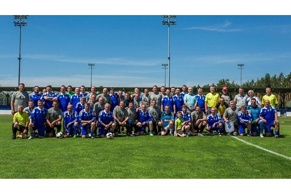 Vor dem Spiel gegen die „Alten Herren“ von Dynamo Kiew stellten sich die Altliga-Fußballer des SV Germania Salchendorf (graue Trikots) zum gemeinsamen Foto mit ihren Gastgebern auf. 	Foto: Verein