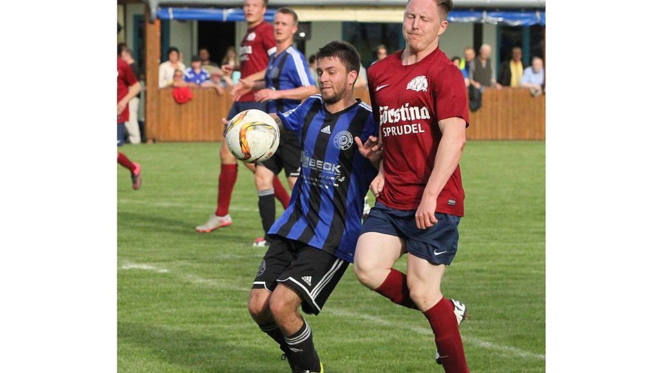 Immer anspielbar, sicher in der Ballbehauptung: Emanuel Grund (rechts).  	Foto: Görlich