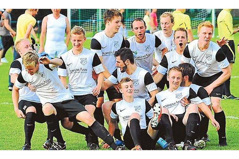 Der SV Bethen (Kreisliga, in Weiß-Schwarz) hat das Finale der Höltinghauser Sportwoche gegen Gastgeber SV Höltinghausen (Bezirksliga) im Elfmeterschießen gewonnen. lichtfuß