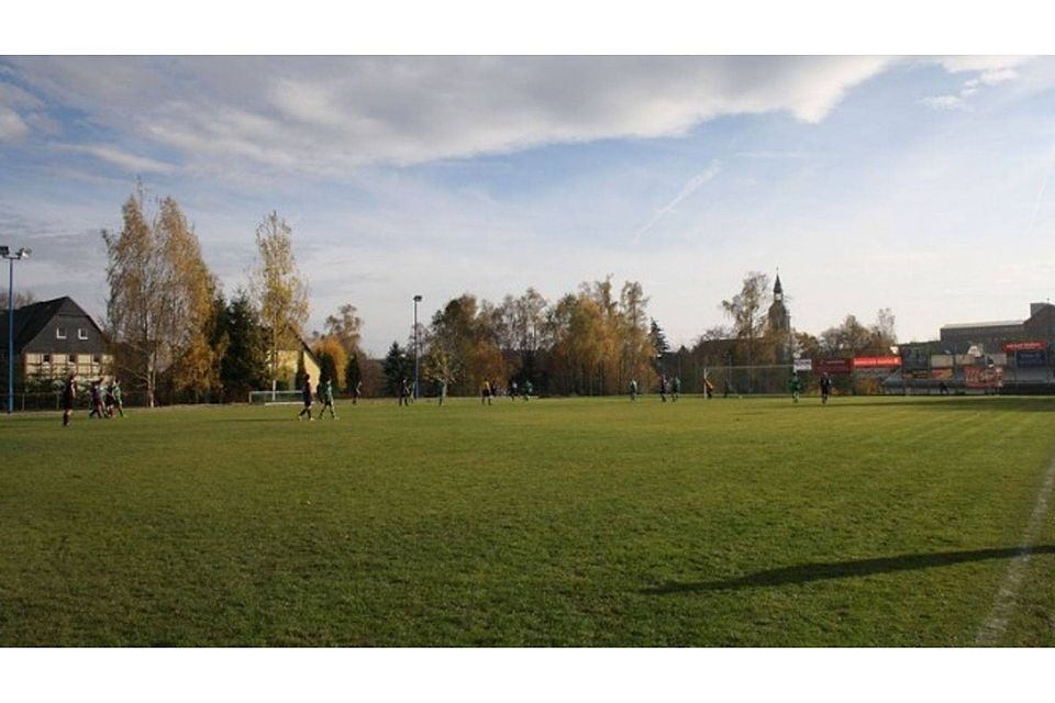 Der Sportplatz in Schönbach. Hier wird 2017/18 wieder Kreisliga-Fußball gespielt.