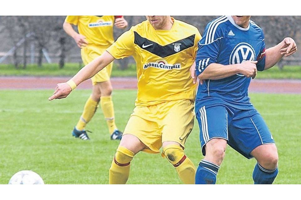 Vorrangig im Mittelfeld spielte sich das Geschehen beim 0:1 des TSV Schongau gegen Penzing (Blau) ab.