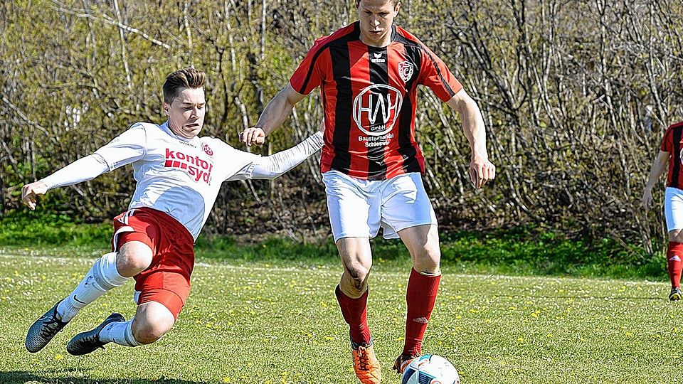 Jannik Bonerewitz (li.) grätscht gegen Jübeks Jonas Burau. Foto: Sieg